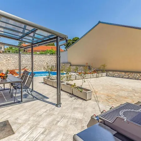 3 Bedroom Nice In Pula