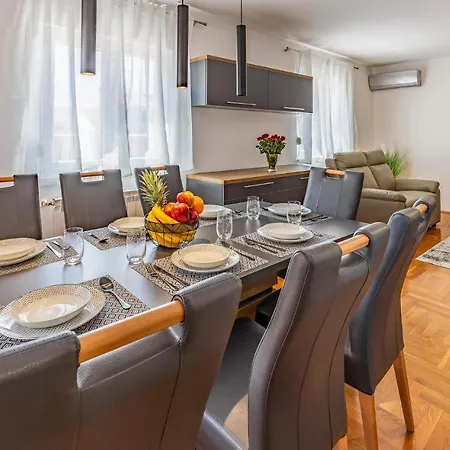 3 Bedroom Nice In Hébergement de vacances Pula